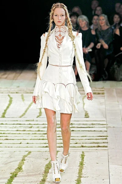 Look 3